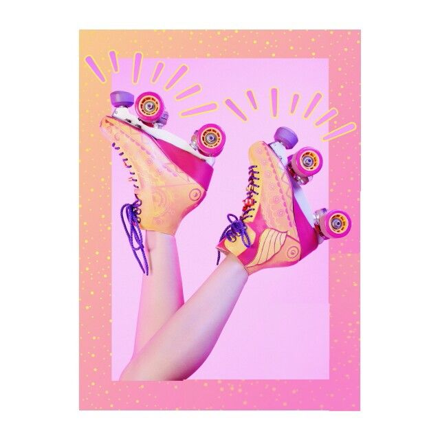 Patins coloridos em cenário rosa