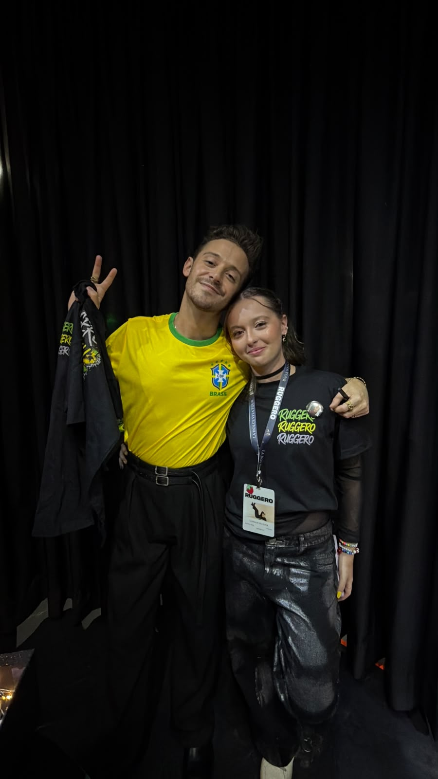 Laura e Ruggero com a camiseta da coleção