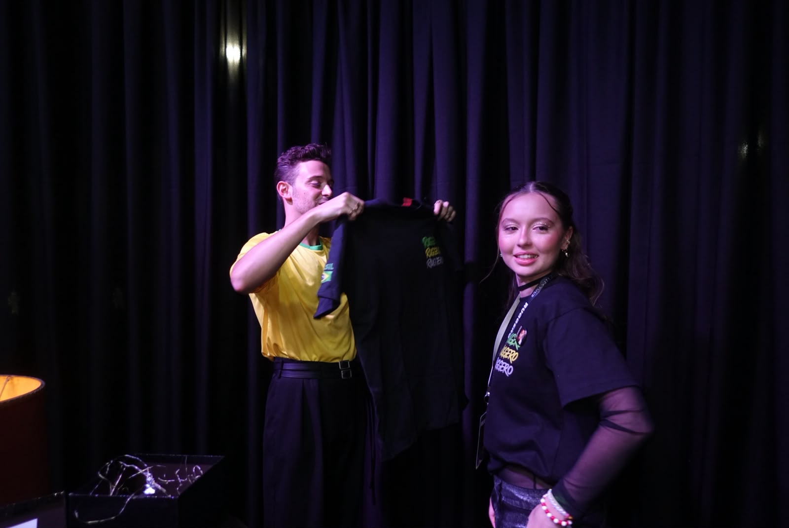 Ruggero mostrando a frente da camiseta